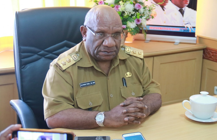 Wagub Papua Klemen Tinal Tutup Usia
